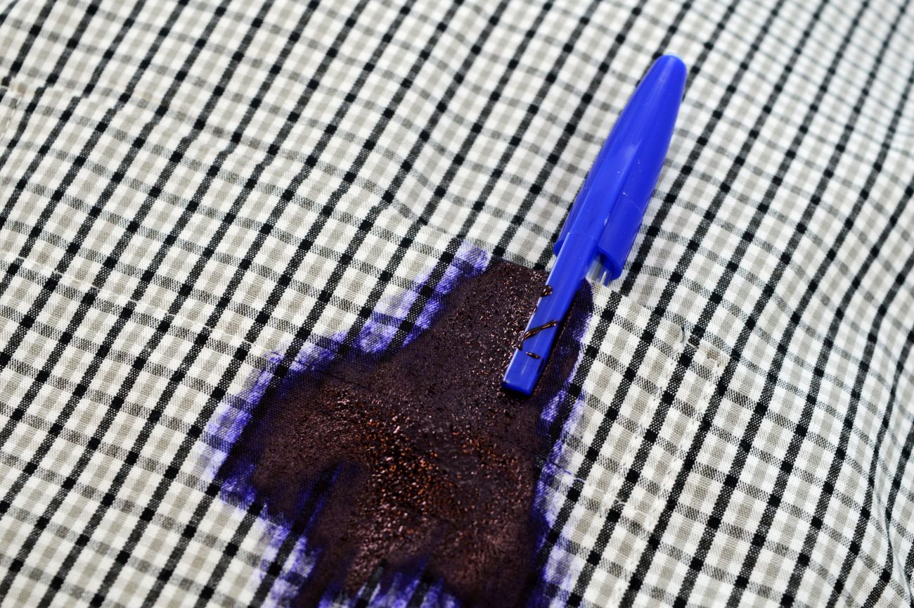 lakier do włosów plamy od długopisu spodnie